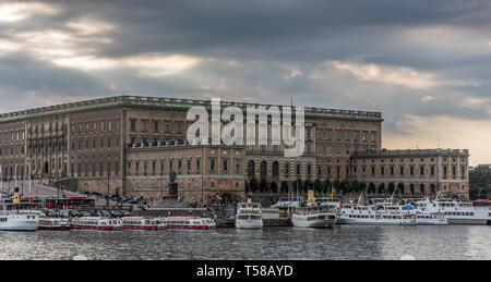 Le Stockholm Palace, la résidence officielle de la famille royale, donnant sur les ferries amarrés sur l'Stromkajen Banque D'Images