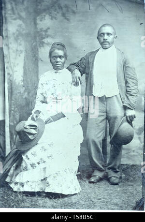 Couple dans un studio de photographie, ca. 1880. Banque D'Images