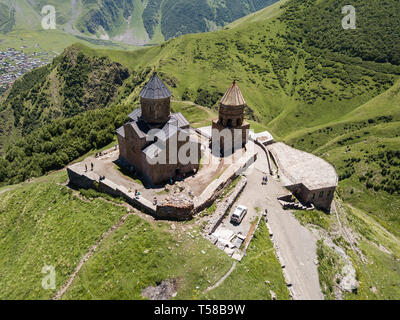 Vue aérienne de l'église de trinité Gergeti ou Tsminda Sameba, Église sainte trinité Gergeti près du village d'en Géorgie, sous le mont Kazbegi, Géorgie Banque D'Images