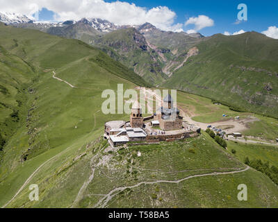 Vue aérienne de l'église de trinité Gergeti ou Tsminda Sameba, Église sainte trinité Gergeti près du village d'en Géorgie, sous le mont Kazbegi, Géorgie Banque D'Images
