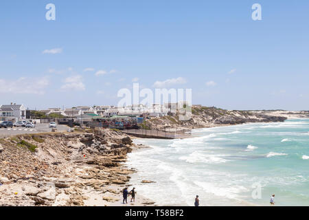 Le pittoresque village de pêcheurs, Arniston Agulhas, Western Cape, Afrique du Sud, avec des cottages historiques blanchis. Bord de mer et vue sur la plage, des gens que je Banque D'Images
