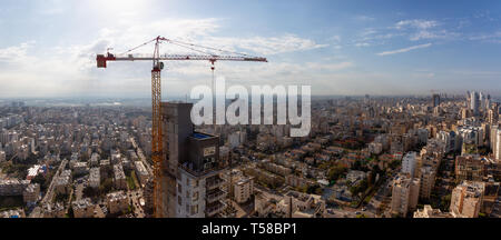 Netanya, Centre Quartier, Israël - 1 Avril 2019 : vue panoramique sur un chantier de construction dans une ville pendant un matin ensoleillé et nuageux. Banque D'Images