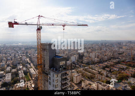 Netanya, Centre Quartier, Israël - 1 Avril 2019 : Vue aérienne d'un site de construction dans une ville pendant un matin ensoleillé et nuageux. Banque D'Images