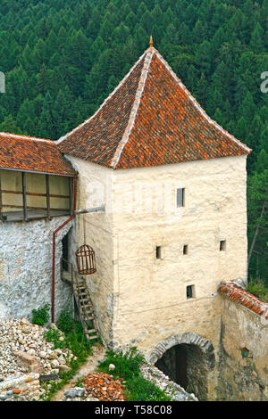 Citadelle médiévale de Rasnov, tour d'entrée avec une peine de suspension de la cage. Banque D'Images