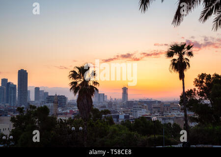 Belle vue d'une ville du centre-ville moderne au cours d'un lever du soleil. Prise de Jaffa, Tel Aviv, Israël. Banque D'Images