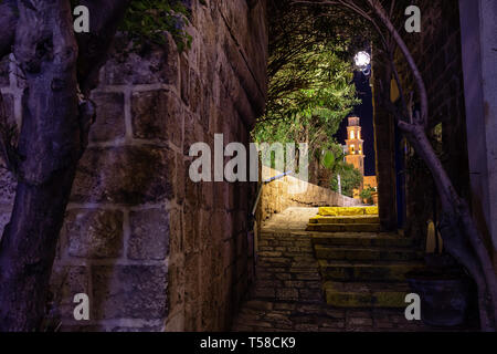 Vue de nuit dans l'allée des moyens lors de l'historique Vieux Port de Jaffa. Prises à Tel Aviv, Israël. Banque D'Images