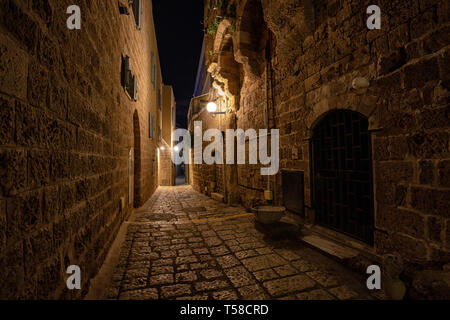 Vue de nuit dans l'allée des moyens lors de l'historique Vieux Port de Jaffa. Prises à Tel Aviv, Israël. Banque D'Images