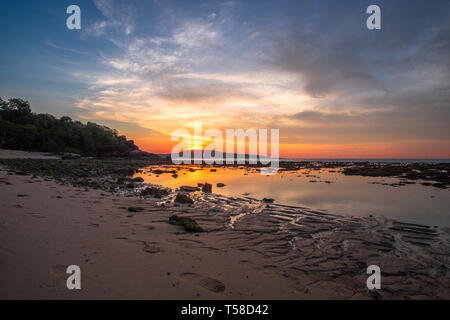 Beau paysage marin avec le lever du soleil sur la plage de Phuket - Thaïlande Banque D'Images