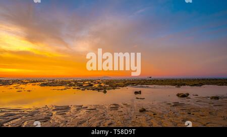 Beau paysage marin avec le lever du soleil sur la plage de Phuket - Thaïlande Banque D'Images