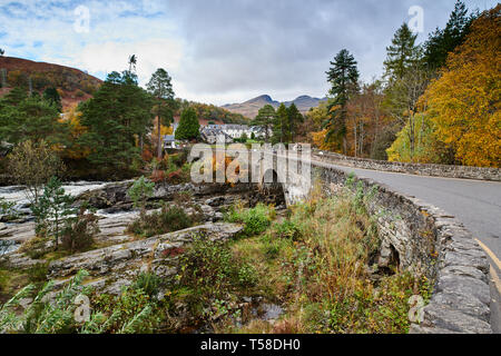 Les chutes de Dochart dans la ville de Killin, Ecosse Banque D'Images