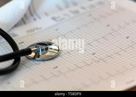 Stéthoscope médical sur l'examen ECG graphique Banque D'Images