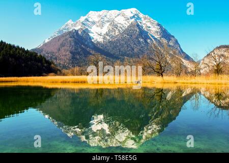 Montagne Grimming reflété dans le lac au printemps, Trautenfels près de Liezen, Styrie, Autriche Banque D'Images