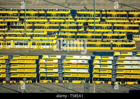 Vue aérienne, dépôt de tramways et d'autobus, l'Essener Verkehrs AG, EVAG, des véhicules en stationnement dans les lignes, les tramways, les autobus jaune jaune, Essen, Rhénanie du Nord-Westphalie Banque D'Images