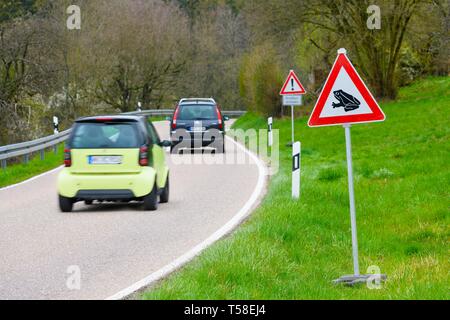 Route de campagne avec des voitures, signe de la circulation 'passage' crapaud, Baden-Wurttemberg, Allemagne Banque D'Images