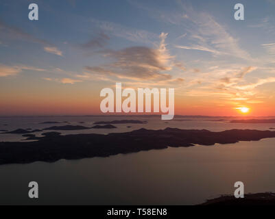 Vue aérienne du coucher du soleil sur Vransko jezero (lac Vrana) En Croatie Banque D'Images