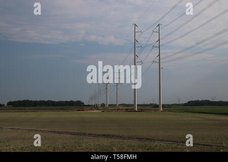 Nouveau type de lignes de tours nommé wintrack aux Pays-Bas à la piste de 380 KV à Bleiswijk Banque D'Images