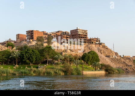 La ville d'Assouan Egypte panorama vue depuis un bateau sur la côte ouest du Nil lors d'une journée ensoleillée. Banque D'Images