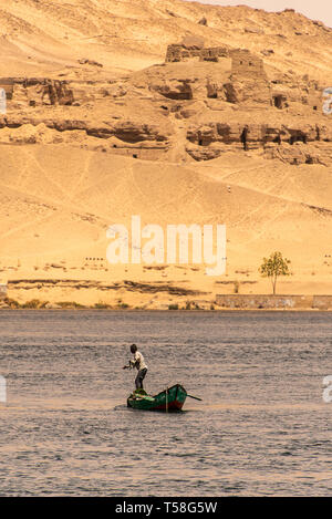 Assouan, Egypte 21.05.2018 pêcheur dans son petit bateau de pêche dans le centre de la rivière. Banque D'Images