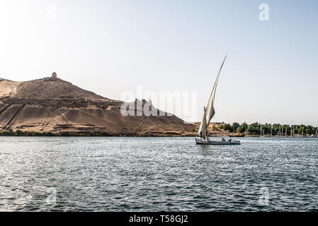 20.05.18 Assouan Egypte Bateau à voile sur le nil Rive occidentale . Banque D'Images