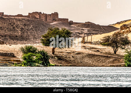 Le coucher du soleil, dunes de sable sur le littoral de la rivière du Nil partie appelée Première cataracte, Assouan, Egypte Banque D'Images