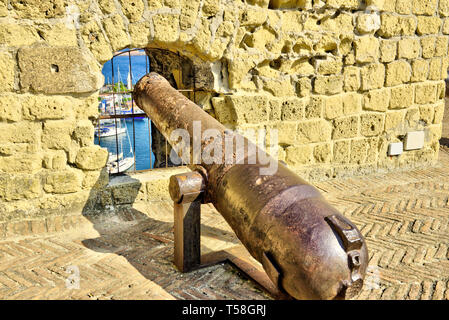 Canons à Castel dell'Ovo Château d'oeufs , une forteresse médiévale dans la baie de Naples, Italie. Banque D'Images