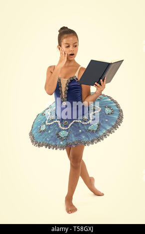 Fille de ballet avec réserve. Petite fille et de l'étude, l'éducation. train Petite ballerine livre de lecture. Elle est amoureuse de ballet. L'amélioration grâce à l'éducation elle-même. Banque D'Images