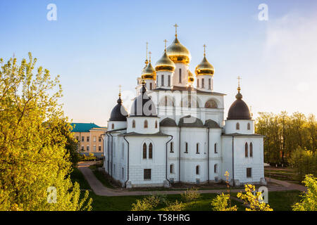 L'ancienne cathédrale de l'Assomption (début 16e siècle) dans le Kremlin Dmitrov, vue du Kremlin mur en terre. Dimitrov, dans la région de Moscou, Russie Banque D'Images