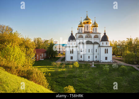 Vieille Cathédrale de l'Assomption (début 16e siècle) dans le Kremlin Dmitrov, vue depuis les remparts. Dimitrov, dans la région de Moscou, Russie Banque D'Images