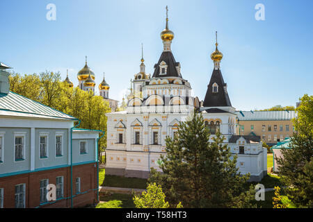 Deux anciens temples Église élisabéthaine et cathédrale de l'Assomption au Kremlin de Dimitrov city, dans la région de Moscou, Russie Banque D'Images