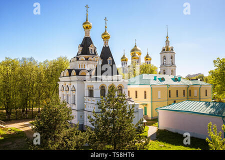 Église élisabéthaine et cathédrale de l'Assomption au Kremlin de l'ancienne ville russe de Dimitrov, dans la région de Moscou, Russie Banque D'Images