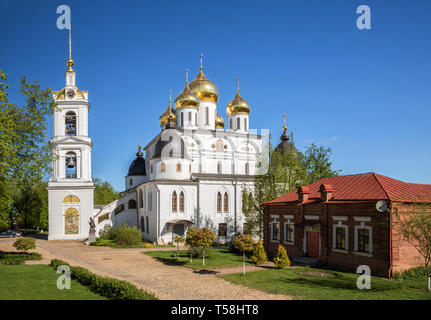 Vieille Cathédrale de l'Assomption (début 16e siècle) dans le kremlin de Dmitrov. Dimitrov, dans la région de Moscou, Russie Banque D'Images
