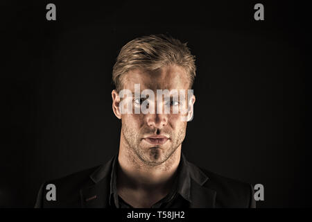 Macho. Visage de séance plénière le leadership dans les affaires. Avec l'homme non rasé sur soie de visage. Handsome businessman dans l'usure formelle. Prendre la vie au sérieux. Confiance et charisme, vintage filtre. Banque D'Images