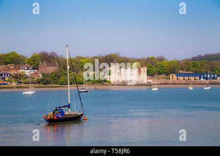 Upnor, Kent. UK. Une vue sur la rivière Medway à vers Upnor et le château. Un bateau est amarré à une bouée. Banque D'Images