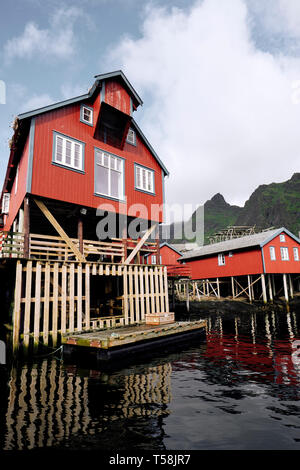 Le pêcheur traditionnel norvégien Rorbu rouge maisons construites sur pilotis de bois dans le village de pêcheurs de Å sur Moskenesøya dans les îles Lofoten en Norvège Banque D'Images