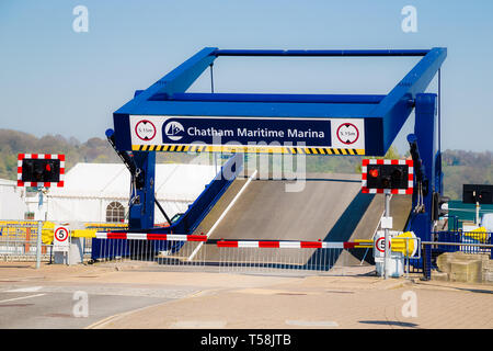 Port de Plaisance Maritime Chatham bascule bridge et serrure. L'ouverture du pont de bateaux dans l'écluse. Banque D'Images