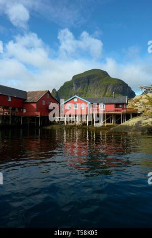 Le pêcheur traditionnel norvégien Rorbu rouge maisons construites sur pilotis de bois dans le village de pêcheurs de Å sur Moskenesøya dans les îles Lofoten en Norvège Banque D'Images