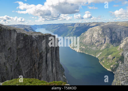 Incroyable paysage naturel du fjord norvégien et les montagnes. Lysefjord, Stavanger, près de Kjerag et Preikestolen (Pulpit Rock). Banque D'Images