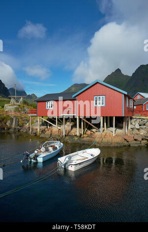 Le pêcheur traditionnel norvégien Rorbu rouge maisons construites sur pilotis de bois dans le village de pêcheurs de Å sur Moskenesøya dans les îles Lofoten en Norvège Banque D'Images