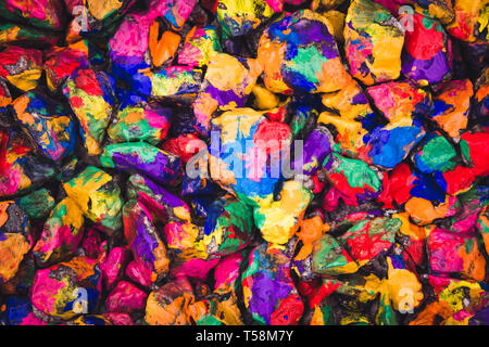 Résumé Contexte créatif de pierres couvertes de peinture de différentes couleurs. Banque D'Images