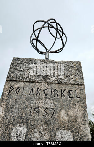 Le Cercle Polaire 1937 monument et marqueur dans le cercle Arctique Center situé sur la E6 2006 dans la montagne Saltfjellet dans Nordland en Norvège Banque D'Images
