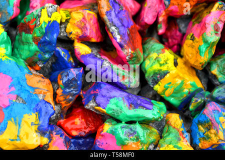 Résumé fond de pierres de couleurs vives avec de la peinture, d'étranges à répandre la peinture sur la surface Banque D'Images