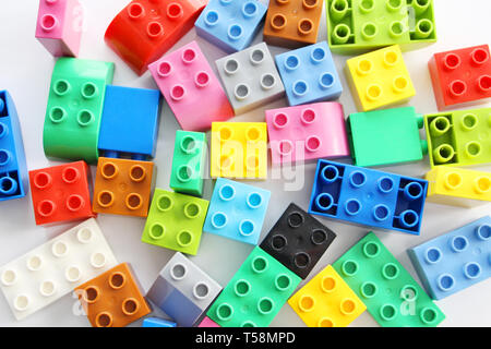 Moscou, RF, 04.09.2019 : blocs de construction en plastique sur un fond blanc. Les cubes de différentes couleurs pour les enfants LEGO. Fond blanc Banque D'Images