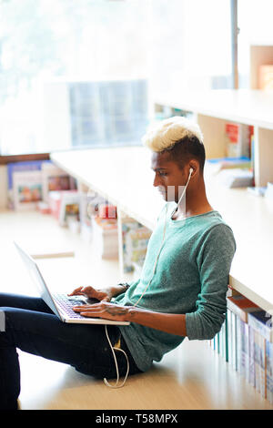 Hipster étudiant noir guy using laptop Banque D'Images
