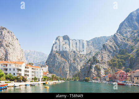 Omis, Croatie, Europe - La rivière Cetina de Supetar menant à l'arrière-pays Banque D'Images
