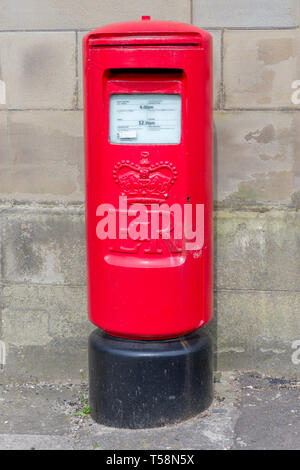 Une boîte aux lettres rouge britannique avec des détails en gallois et en anglais. Banque D'Images