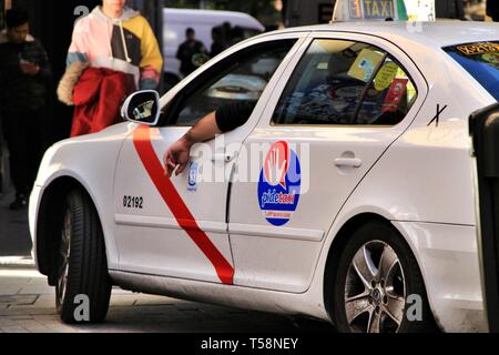 Madrid, Espagne- 7 mars, 2019 : Taxi Service Public circulant à travers les rues de Madrid Banque D'Images