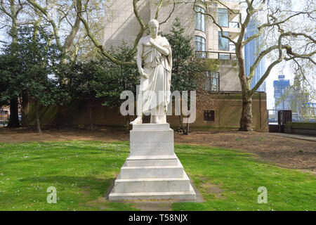 Statue commémorative de William Huskisson, la première personne à tué par un train en 1830, qui s'élève à Pimlico jardins sur la rive nord de la Riv Banque D'Images