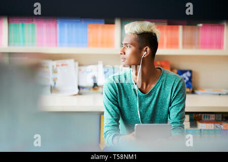 Pensive black student in library Banque D'Images