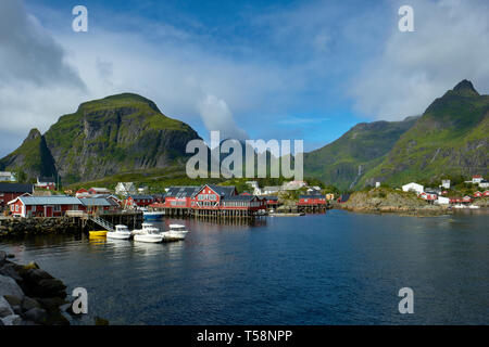 Les bâtiments traditionnels norvégiens et du paysage du petit village de pêcheurs et port de Å sur Moskenesøya, Lofoten, Norvège Banque D'Images