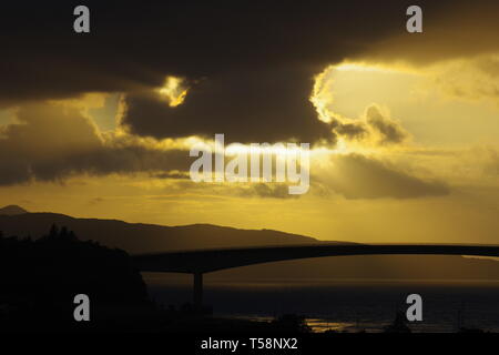Coucher du soleil doré sur le Skye Road Bridge. L'Écosse, au Royaume-Uni. Banque D'Images